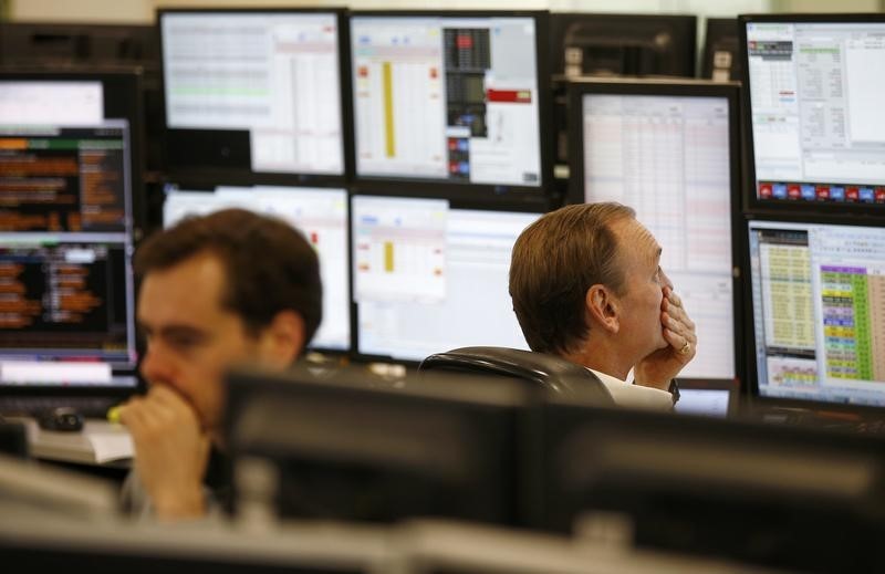 © Reuters. A trader at ETX Trading reacts at their offices in London