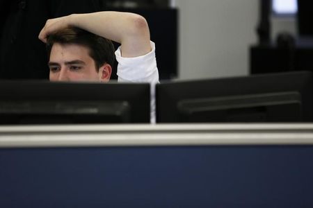 © Reuters. Borse, un operatore al lavoro all'IG Index di Londra