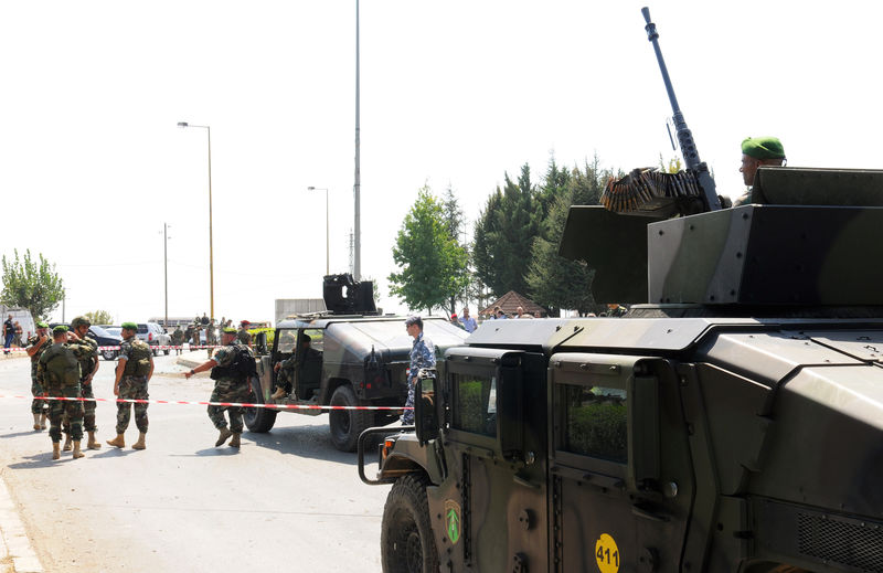 © Reuters. Lebanese army soldiers secure the area at the site of a bomb blast near the city of Zahle