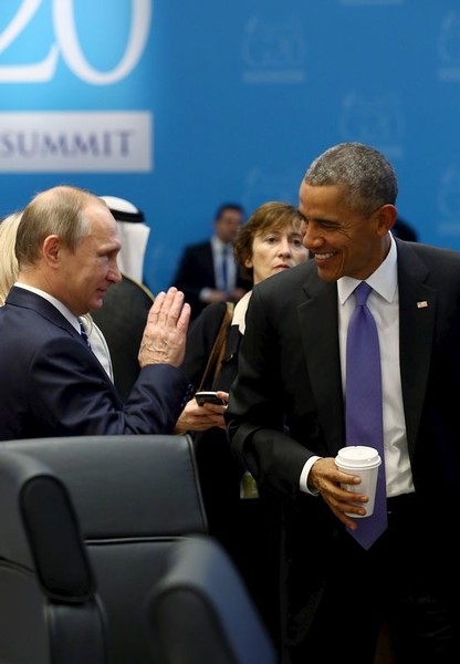 © Reuters. U.S. President Obama chats with Russia's President Putin prior to a working session at the G20 leaders summit in the Mediterranean resort city of Antalya, Turkey