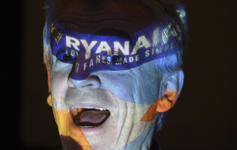 © Reuters. Ryanair chief executive Michael O'Leary poses in front of a projection screen following a news conference in London