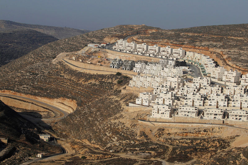 © Reuters. A view shows a construction site in the West Bank Jewish settlement of Givat Zeev, near Jerusalem