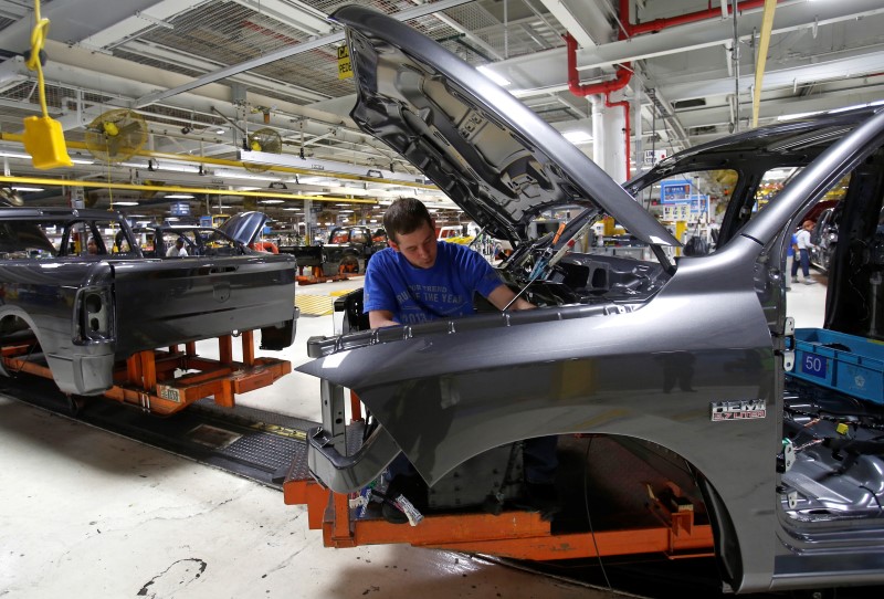 © Reuters. Un lavoratore della Chrysler nell'impianto di  Warren, in Michigan