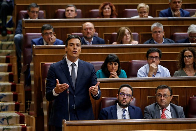 © Reuters. Líder do Partido Socialista da Espanha, Pedro Sánchez, durante discurso no Parlamento, em Madri