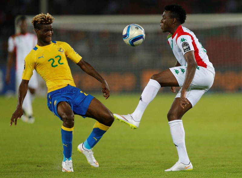 © Reuters. Gabon's Didier Ibrahim Ndong challenges Burkina Faso's Alain Sibiri Traore during their soccer match at the African Cup of Nations