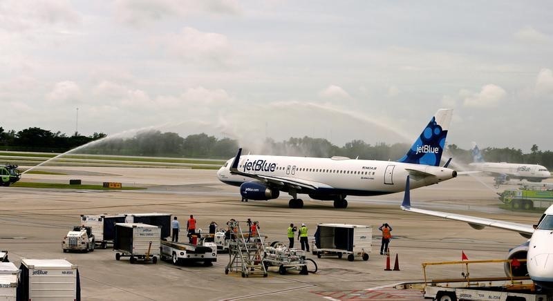 © Reuters. Un vuelo regular de EEUU aterriza en Cuba por primera vez en décadas