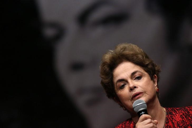 © Reuters. Presidente cassada Dilma Rousseff fala durante reunião com ativistas em Brasília