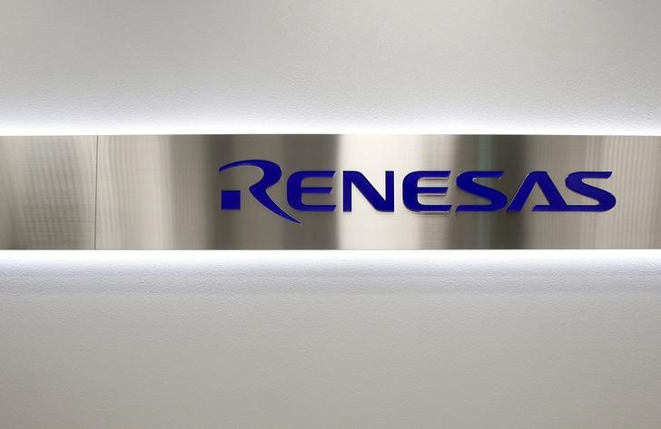 © Reuters. File photo of the logo of Renesas Electronics Corp at the company's headquarters in Tokyo