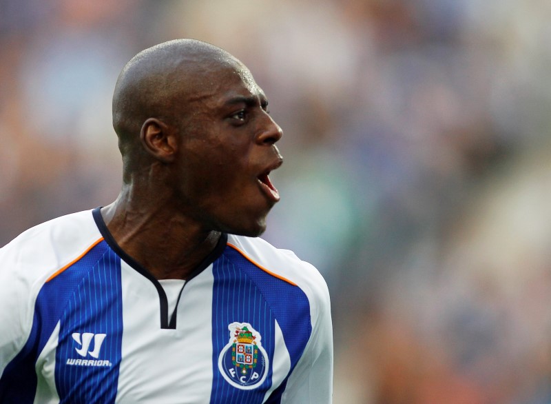 © Reuters. Porto's Martins Indi celebrates his goal against Braga during their Portuguese Premier League soccer match at the Dragao stadium in Porto