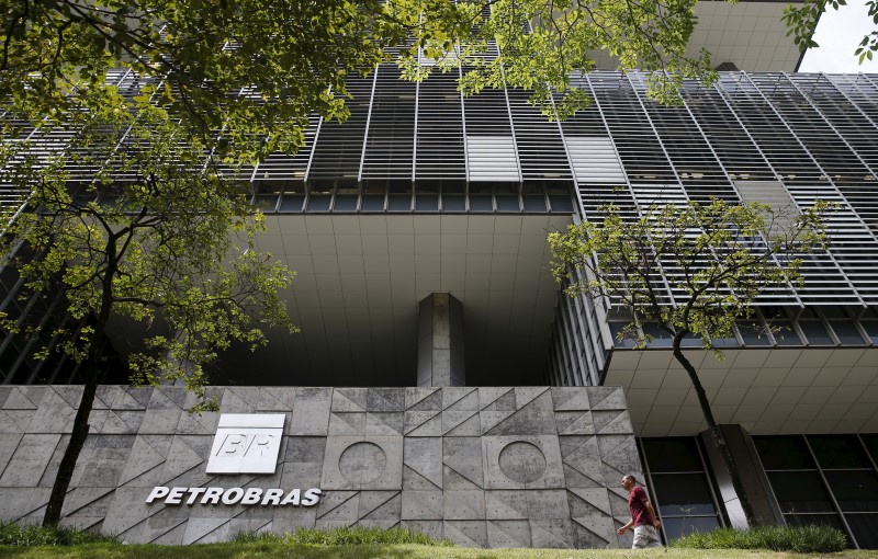 © Reuters. The Brazil's state-run Petrobras oil company headquarters is pictured in Rio de Janeiro