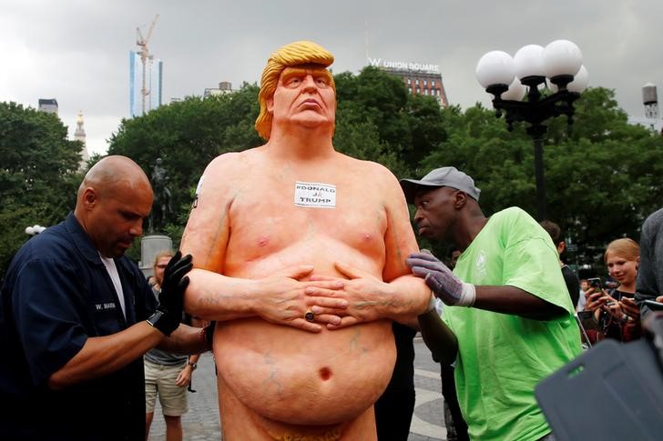 © Reuters. Funcionários de parque de Nova York movem estátua de Donald Trump nu que foi deixada no Union Square Park