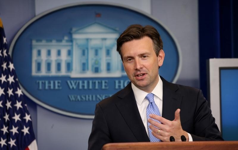 © Reuters. Josh Earnest fala durante briefing na Casa Branca