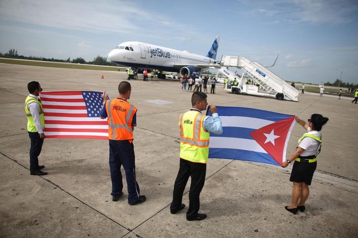 © Reuters. Avião da Jetblue que fez primeiro voo regular de passageiros dos EUA para Cuba, em Santa Clara, na ilha caribenha