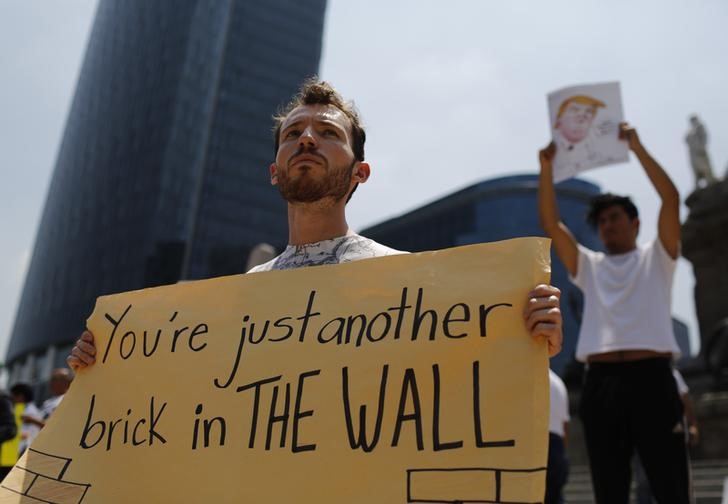 © Reuters. ترامب يقوم بزيارة مفاجئة للمكسيك بعد انتقادات حادة
