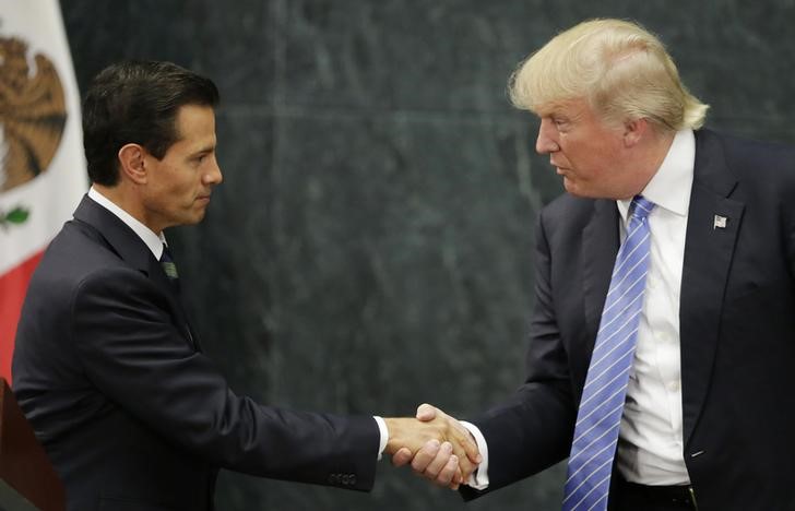 © Reuters. Trump cumprimenta Peña Nieto na Cidade do México