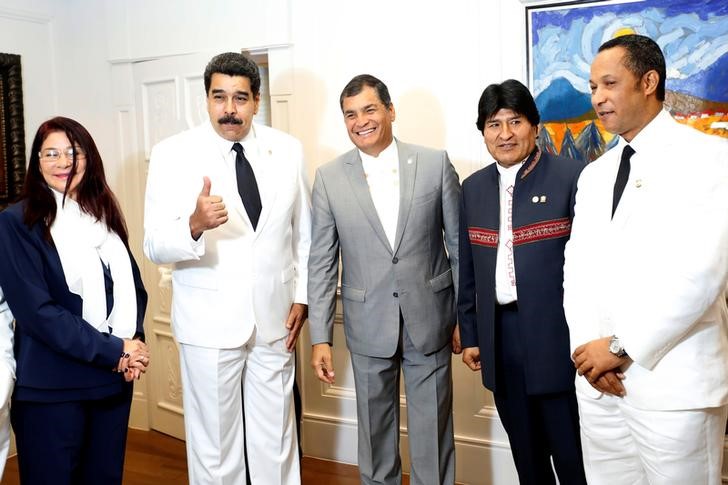 © Reuters. Presidente da Venezuela, Nicolás Maduro, e sua esposa, Cilia Flores, presidente do Equador, Rafael Correa, e presidente da Bolívia, Evo Morales