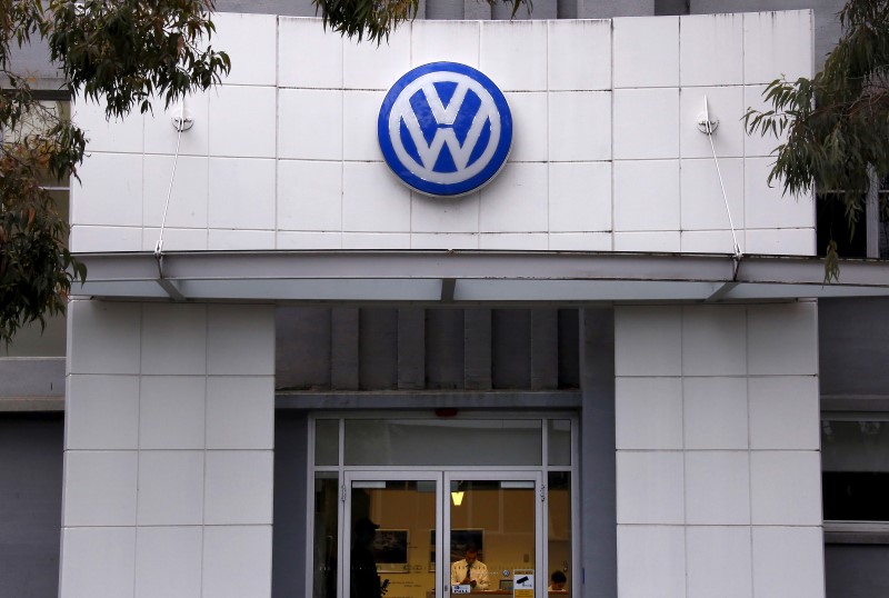 © Reuters. An employee stands behind the counter at a Volkswagen service center for the German automaker located in Sydney