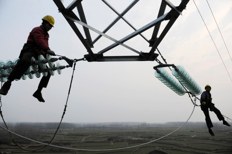 © Reuters. Employees work on a pylon in Chuzhou