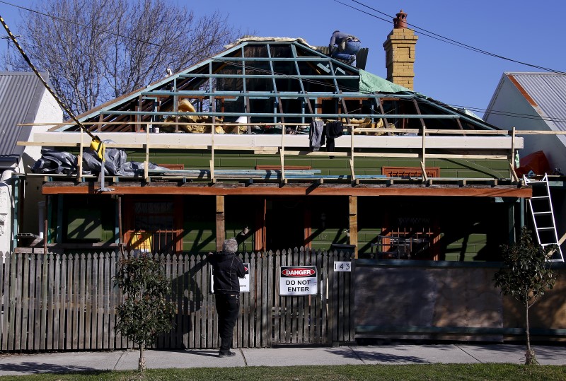 © Reuters. Workers renovate a house in the Sydney suburb of Cammeray, Australia