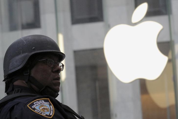© Reuters. A New York City Police officer (NYPD) stands across the street from the Apple Store in New York