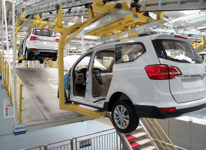 © Reuters. A production line is seen inside a factory of Saic GM Wuling, in Liuzhou