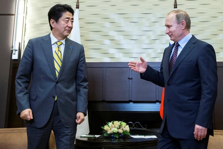 © Reuters. Russian President Putin meets Japanese Prime Minister Abe in Sochi