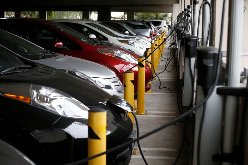 © Reuters. Electric cars sit charging in a parking garage at the University of California, Irvine