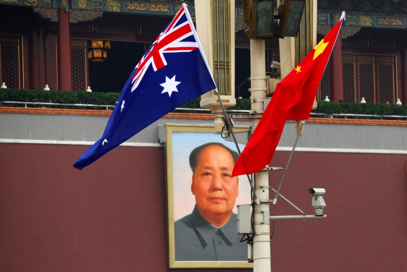 © Reuters. The Australian national flag flies next to the Chinese national flag in front of the giant portrait of former Chairman Mao Zedong in Beijing