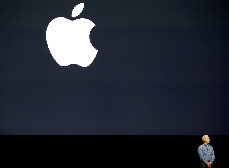 © Reuters. Apple Inc. CEO Tim Cook leads a moment of silence for the victims of the attack in Orlando as he opens the company's World Wide Developers Conference in San Francisco, California