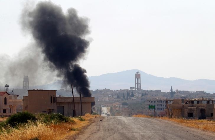 © Reuters. غارات جوية مكثفة على مناطق المعارضة في غرب سوريا