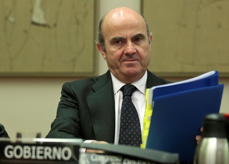 © Reuters. Spain's acting Economy Minister Luis de Guindos arrives at the Spanish parliament in Madrid