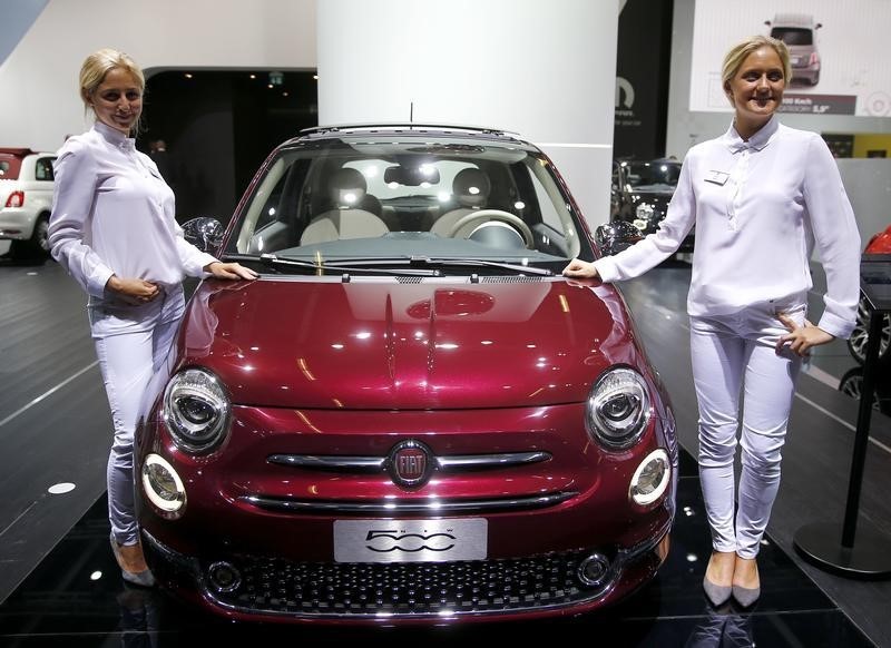 © Reuters. La nuova Fiat 500 al Motor Show di Francoforte 2015