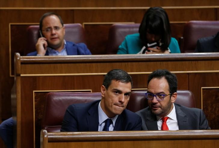© Reuters. El PSOE reitera que no votaría al PP aunque cambiase su candidato