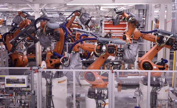 © Reuters. Golf VII cars in production line at Volkswagen in Wolfsburg