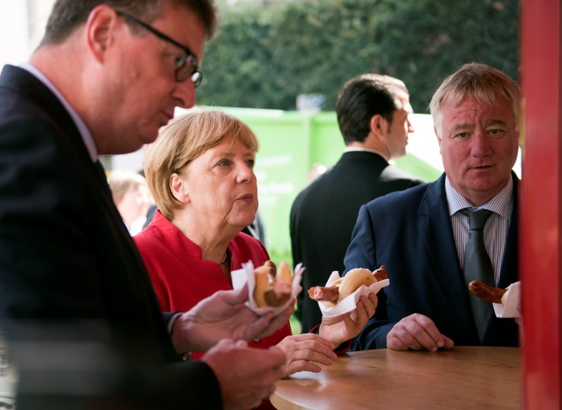 © Reuters. German Chancellor Merkel visits a market in Greifswald