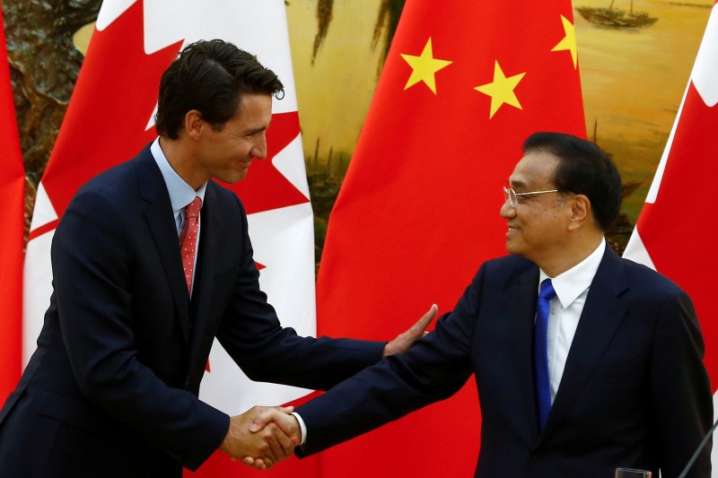 © Reuters. Chinese Premier Li Keqiang and Canadian Prime Minister Justin Trudeau attend  news conference at the Great Hall of the People in Beijing