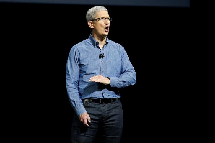 © Reuters. Apple Inc. CEO Cook speaks on stage at the company's World Wide Developers Conference in San Francisco