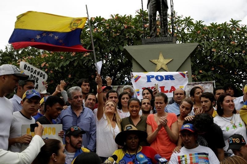 © Reuters. Apoiadores da oposição venezuelana durante manifestação em Caracas