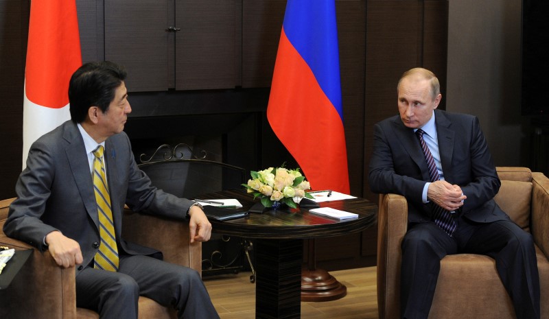 © Reuters. Russian President Putin meets Japanese Prime Minister Abe in Sochi