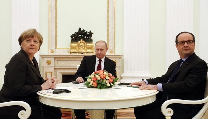 © Reuters. German Chancellor Merkel, Russia's President Putin and French President Hollande attend a meeting on resolving the Ukraine crisis at the Kremlin in Moscow