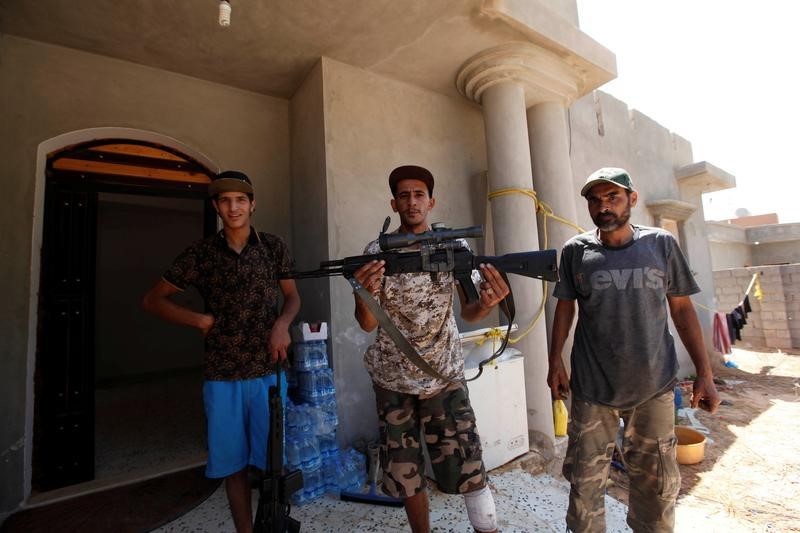 © Reuters. القوات الليبية تستعد للهجوم الأخير على تنظيم الدولة الإسلامية في سرت