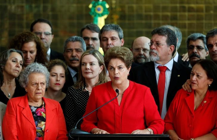 © Reuters. Ex-presidente Dilma Rousseff e aliados no Palácio da Alvorada