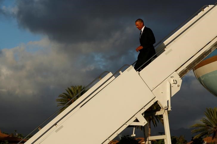 © Reuters. Obama desembarca do Air Force One no Havaí