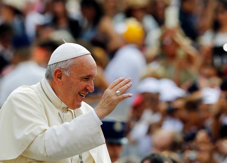 © Reuters. Papa Francisco acena ao chegar para audiência semanal no Vaticano