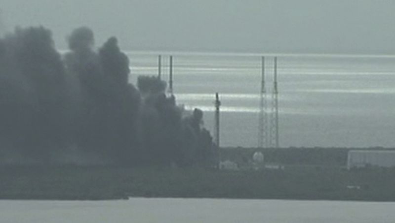 © Reuters. Fumaça vista no local de lançamento do foguete Falcon 9 em imagem retirada de vídeo