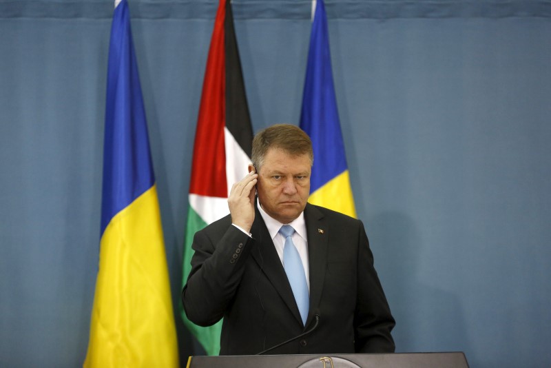 © Reuters. Romanian President Klaus Iohannis attends a joint news conference with Palestinian President Mahmoud Abbas in the West Bank city of Ramallah