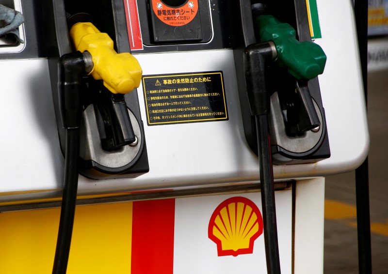 © Reuters. Showa Shell Sekiyu's logo is seen at its gas station in Tokyo