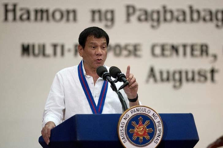 © Reuters. Philippine President Rodrigo Duterte gestures while delivering a speech during the 115th Police Service Anniversary at the Philippine National Police (PNP) headquarters in Quezon city, metro Manila