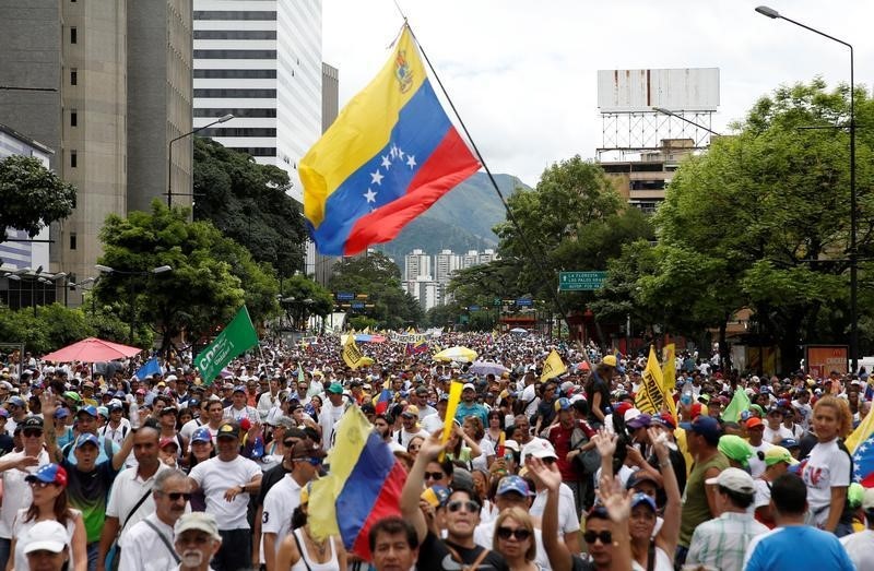 © Reuters. المعارضة في فنزويلا تحتشد بأعداد كبيرة في كراكاس احتجاجا على مادورو
