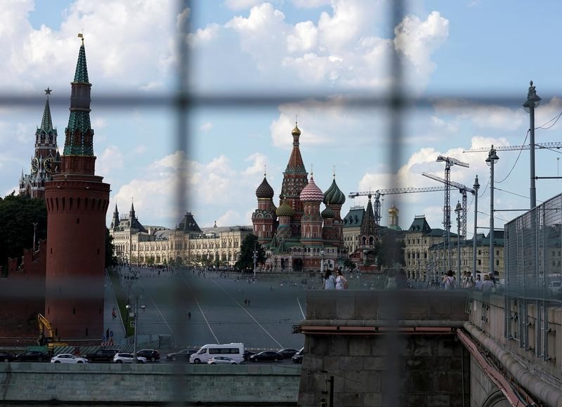 © Reuters. View shows Kremlin towers and St. Basil's Cathedral in central Moscow